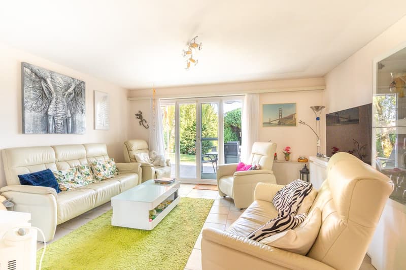 Two-family house with a beautifully landscaped garden & plenty of potential (7)