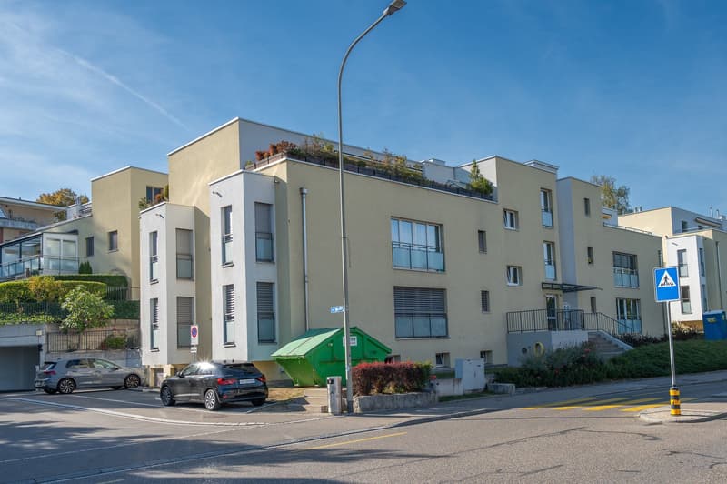 3.5-Zimmer-Attikawohnung mit Morgen- und Abendsonne – vor den Toren Zürichs (21)
