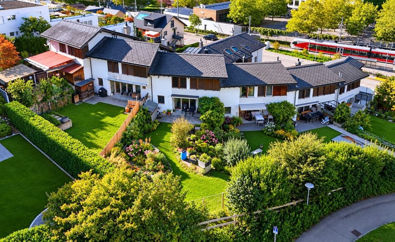 Ein Zuhause mit Charakter, Garten und Raum für Ihre Ideen – in Wilen bei Wollerau (2)