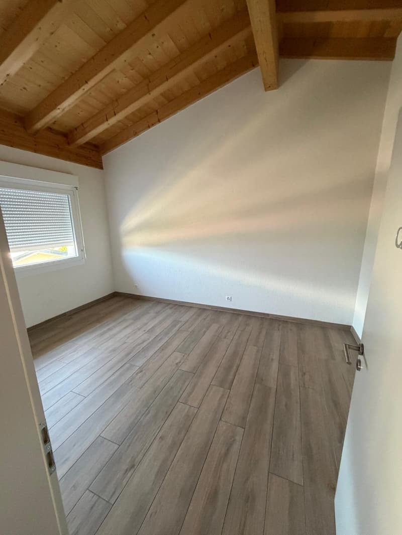 Charming 2.5-room apartment with mountain view in Erde (3)