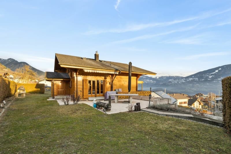 Charming family chalet with professional potential in Erde (1)