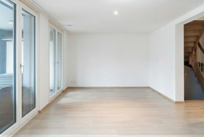 Modernes 6-Zimmer-Doppeleinfamilienhaus mit Garten in Hausen am Albis (3)