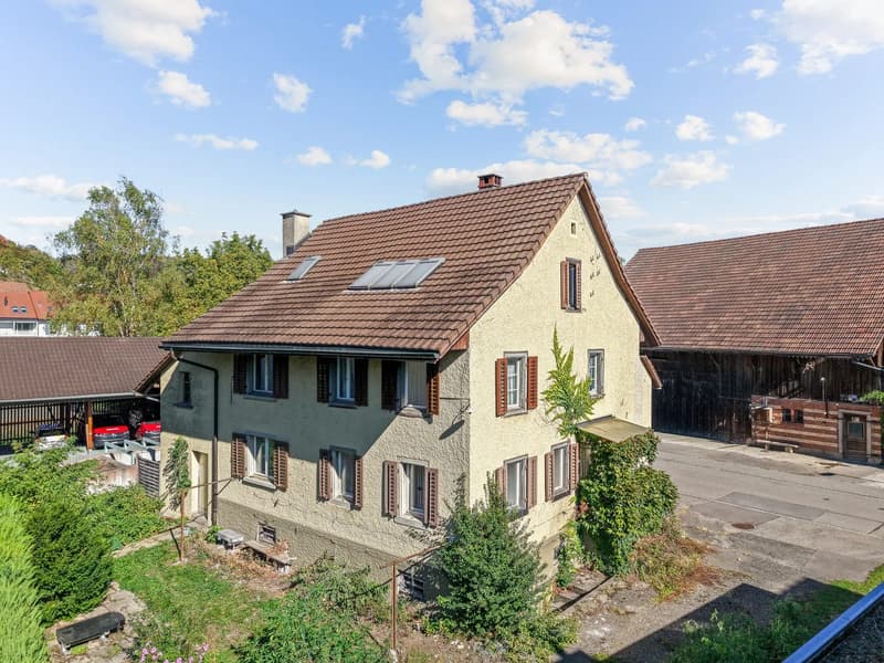 9.5-Zimmer-Haus mit Dachwohnung und Scheune in Würenlos (1)