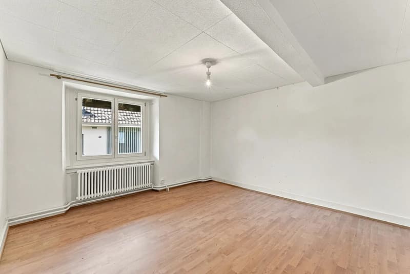 9.5-Zimmer-Haus mit Dachwohnung und Scheune in Würenlos (7)