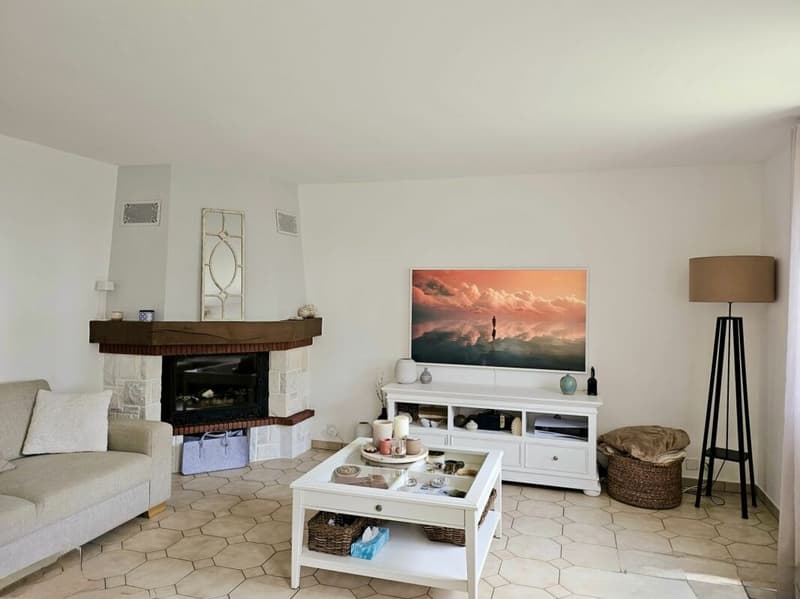 Bright individual villa with large spaces & independent studio (4)