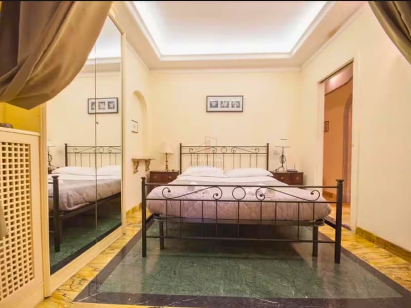 For sale an elegant apartment in a prime location, just a few steps from Piazza di Spagna (8)