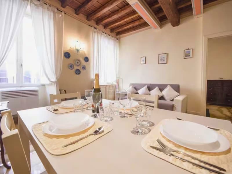 For sale an elegant apartment in a prime location, just a few steps from Piazza di Spagna (2)