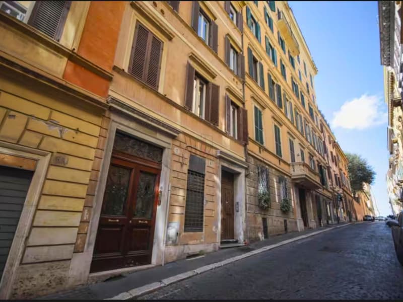 For sale an elegant apartment in a prime location, just a few steps from Piazza di Spagna (10)