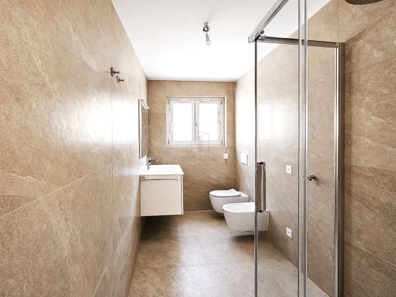 HABITER ET INVESTIR: MAISON BIFAMILIALE AVEC DEUX UNITÉS INDÉPENDANTES (10)