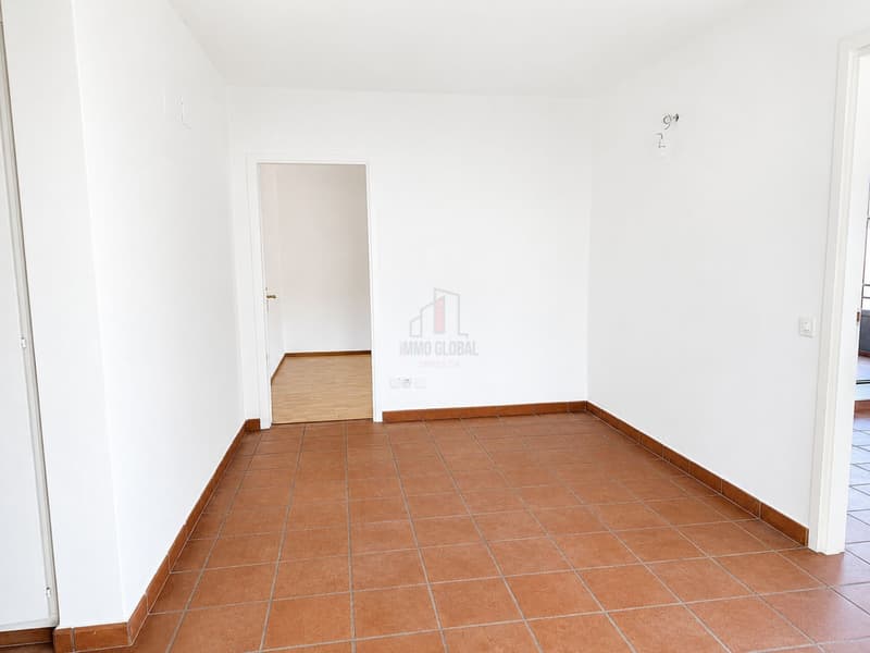 Living two steps from the lake, renovated 3-room apartment with lake view (5)