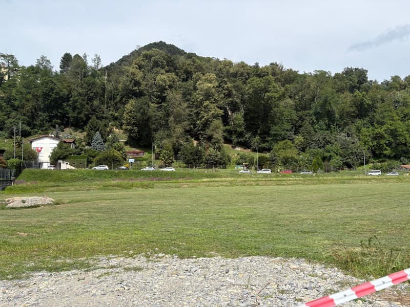 Splendid flat land in the heart of the village (2)