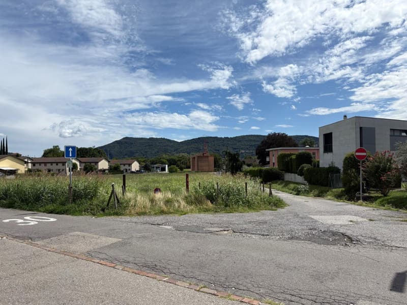 Splendid flat land in the heart of the village (3)