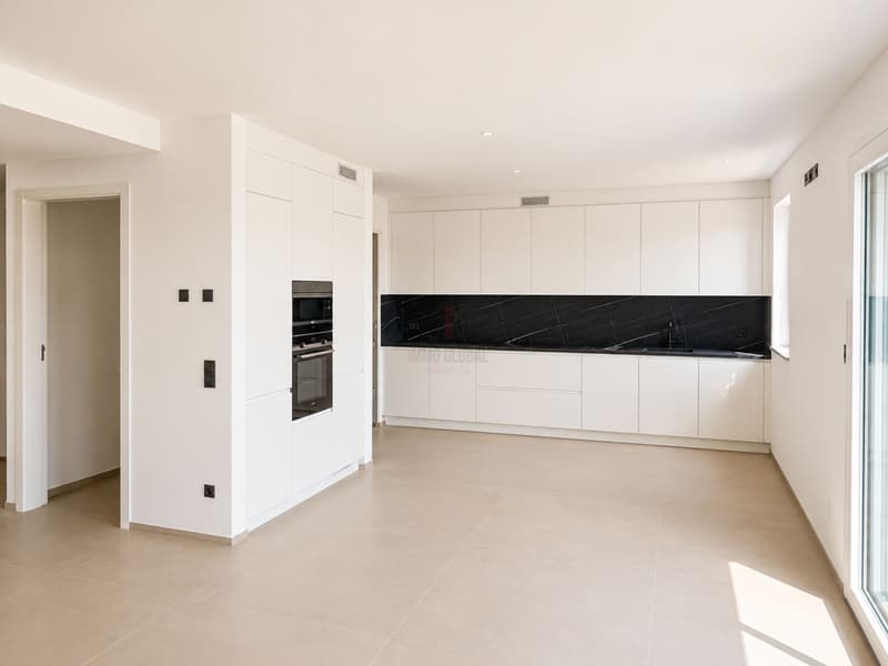 Exklusiv 4.5 Zimmer mit Balkon in renovierter Residenz (1)
