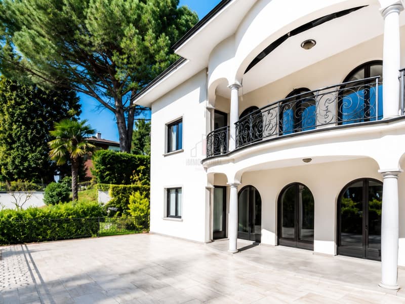 Prestigious Residence with Pool and Garden (2)