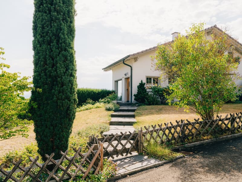6½-Zimmer Einfamilienhaus mit Charme, viel Platz und wunderbarer Aussicht (4)