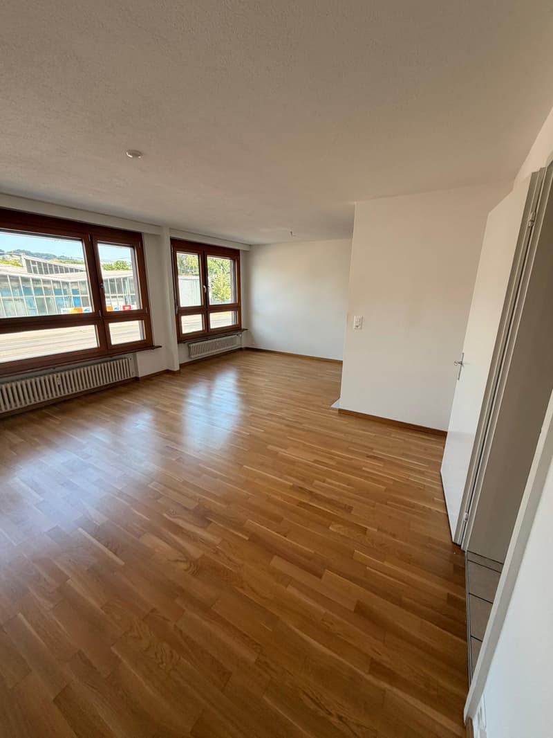 Charming 3.5-room apartment with balcony and lake view in Lucerne (2)
