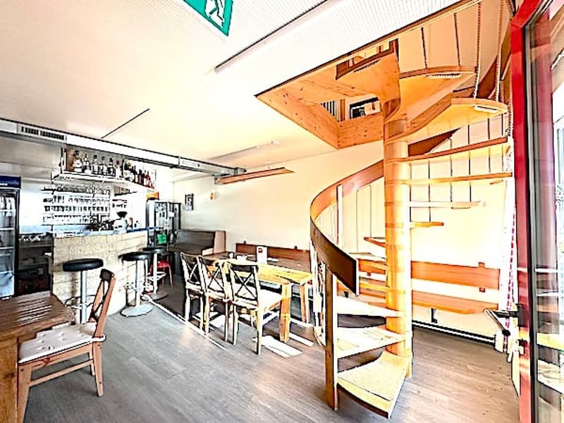 Apartment building with 3 apartments and commercial space (15)