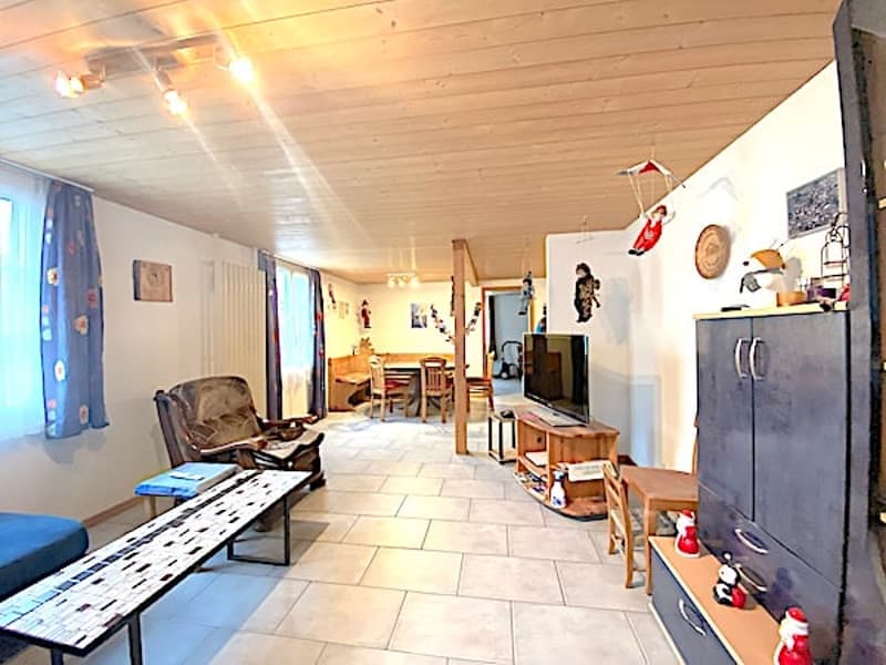 Apartment building with 3 apartments and commercial space (26)