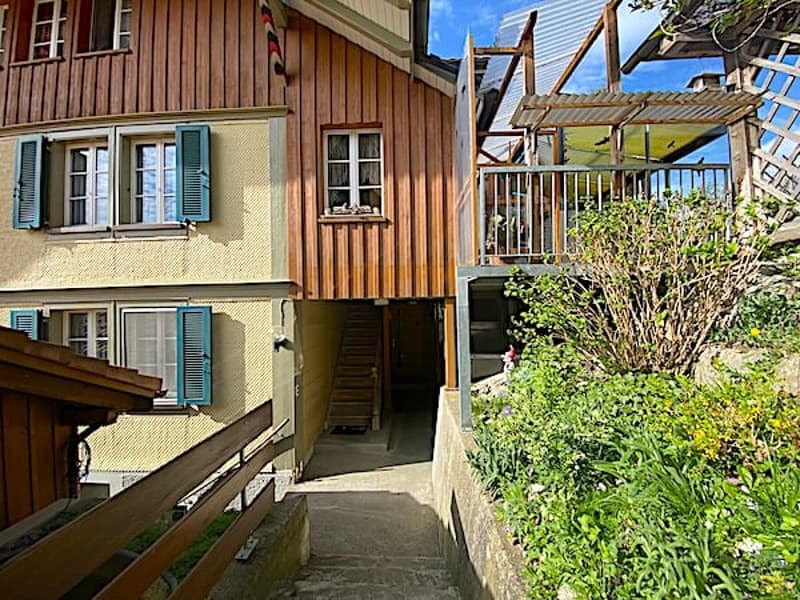 Apartment building with 3 apartments and commercial space (9)