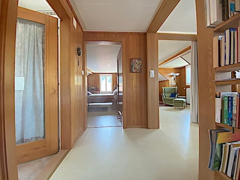 Mehrfamilienhaus m. grossem Garten, 13 Zimmer, 3 Wohnungen (30)