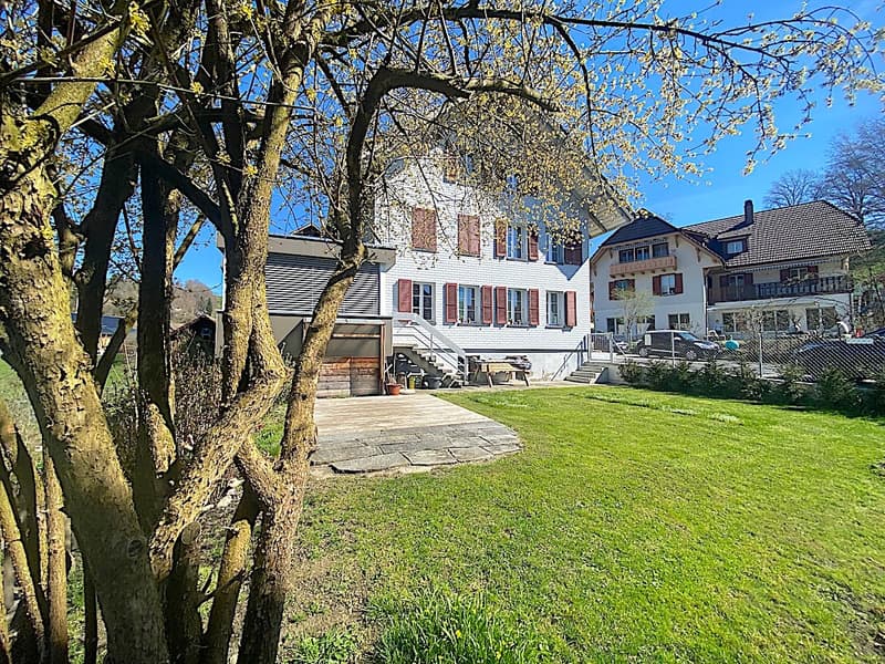 Mehrfamilienhaus m. grossem Garten, 13 Zimmer, 3 Wohnungen (4)