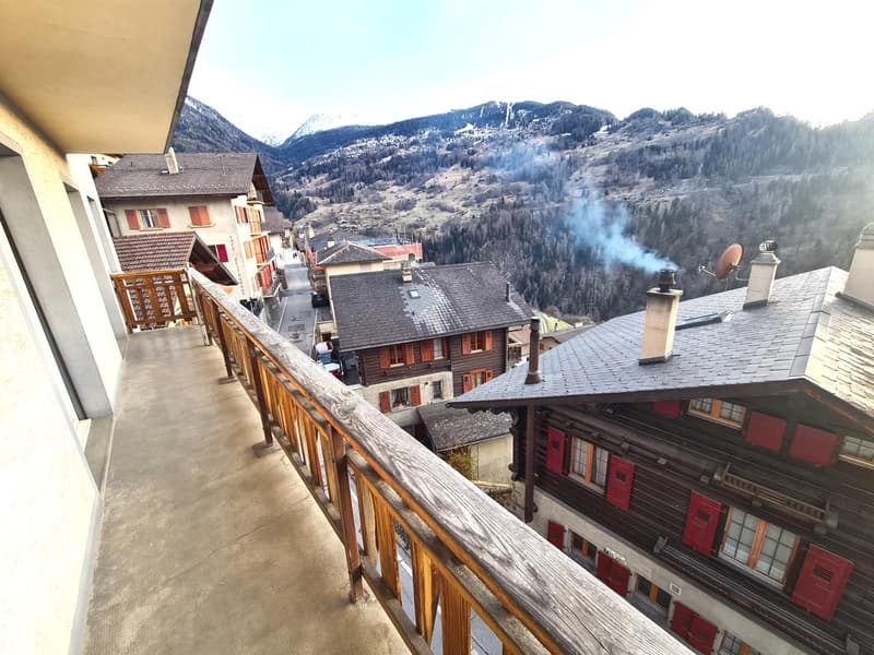 Beautiful bright apartment with balcony and private garage (2)