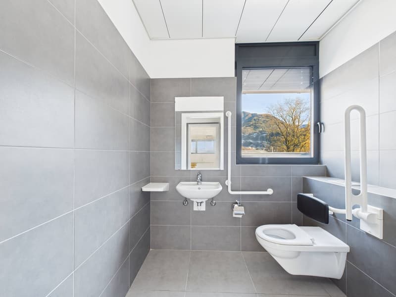 SPAZIO COMMERCIALE CON GRANDE ROOFTOP E 2 POSTI AUTO INCLUSI (22)