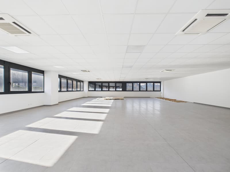 SPAZIO COMMERCIALE CON GRANDE ROOFTOP E 2 POSTI AUTO INCLUSI (18)