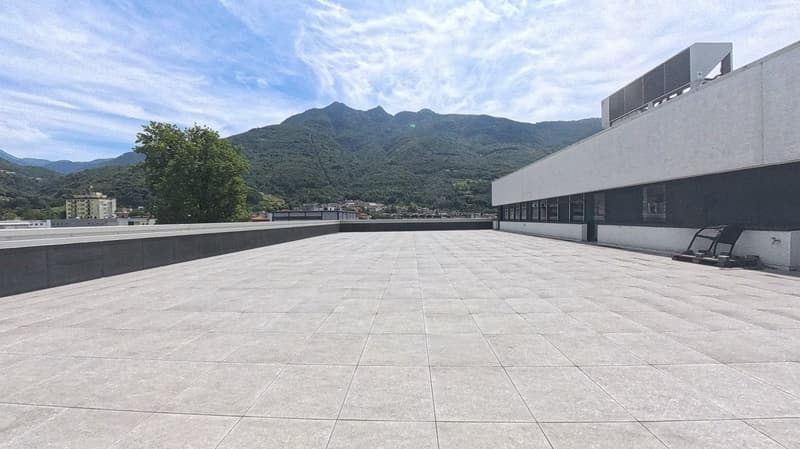 SPAZIO COMMERCIALE CON GRANDE ROOFTOP E 2 POSTI AUTO INCLUSI (3)