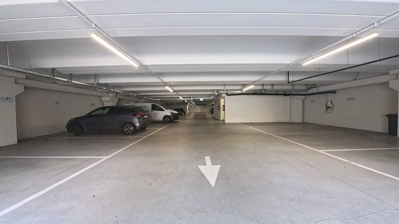 SPAZIO COMMERCIALE CON GRANDE ROOFTOP E 2 POSTI AUTO INCLUSI (25)