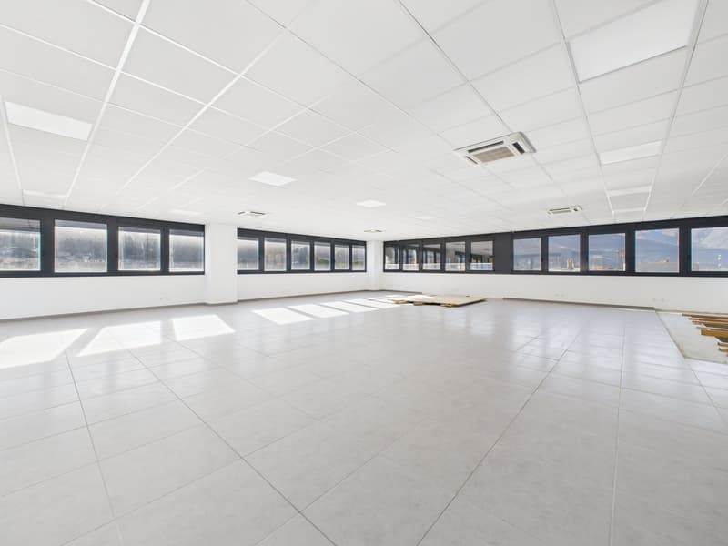 SPAZIO COMMERCIALE CON GRANDE ROOFTOP E 2 POSTI AUTO INCLUSI (9)