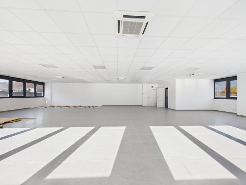 empty room, white walls, white ceiling, white tiles, large windows, air conditioning unit