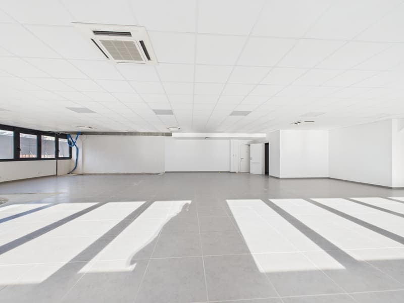 empty room, white walls, gray floor, windows, air conditioning