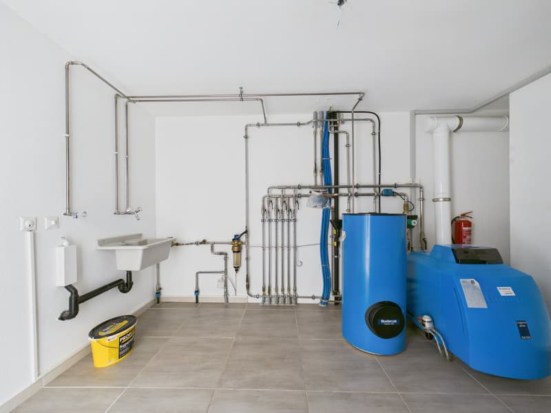 CASA CONTIGUA SU 3 PIANI CON GIARDINO E SPAZIO IDEALE PER STUDIO O ATTIVITA' INDIPENDENTE (35)