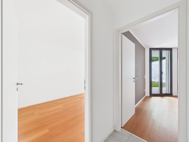 CASA CONTIGUA SU 3 PIANI CON GIARDINO E SPAZIO IDEALE PER STUDIO O ATTIVITA' INDIPENDENTE (27)