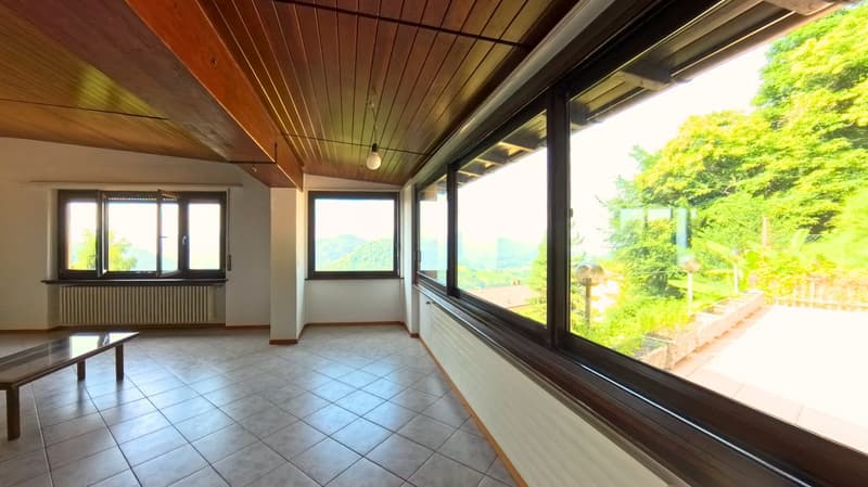 empty room, large windows, wooden ceiling, tiled floor, wooden table