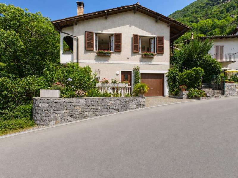 AMPIA CASA BIFAMILIARE CON VISTA APERTA, GIARDINO E BOX AUTO (1)
