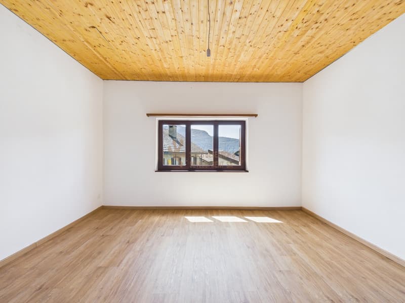 AMPIA CASA BIFAMILIARE CON VISTA APERTA, GIARDINO E BOX AUTO (23)