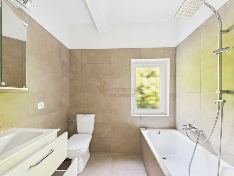 AMPIA CASA BIFAMILIARE CON VISTA APERTA, GIARDINO E BOX AUTO (22)
