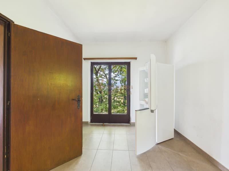 AMPIA CASA BIFAMILIARE CON VISTA APERTA, GIARDINO E BOX AUTO (16)