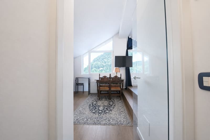 MODERNA MANSARDA DI DESIGN CON VISTA LAGO (6)