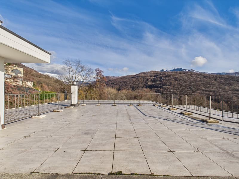 CASA CONTIGUA SU 3 PIANI CON GIARDINO E SPAZIO IDEALE PER STUDIO O ATTIVITA' INDIPENDENTE (34)