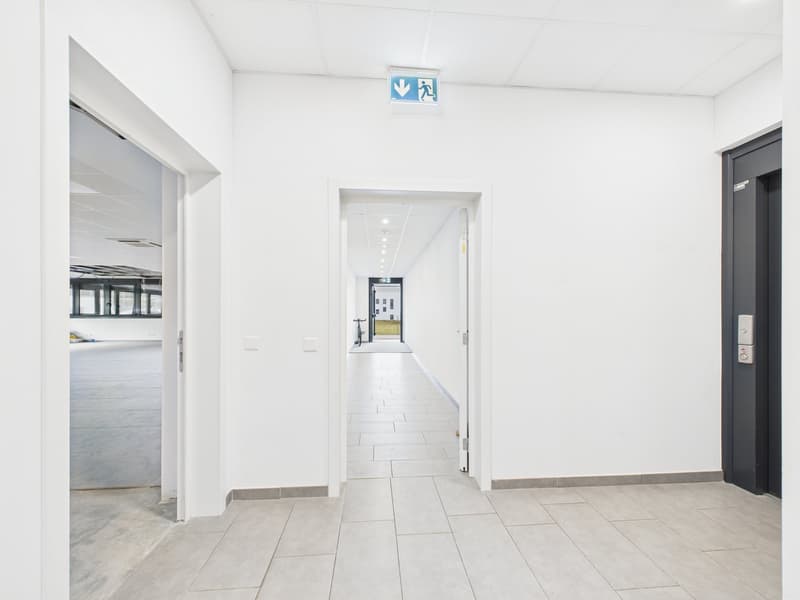 SPAZIO COMMERCIALE CON GRANDE ROOFTOP E 2 POSTI AUTO INCLUSI (8)