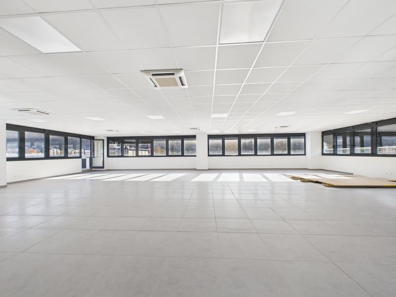 SPAZIO COMMERCIALE CON GRANDE ROOFTOP E 2 POSTI AUTO INCLUSI (17)