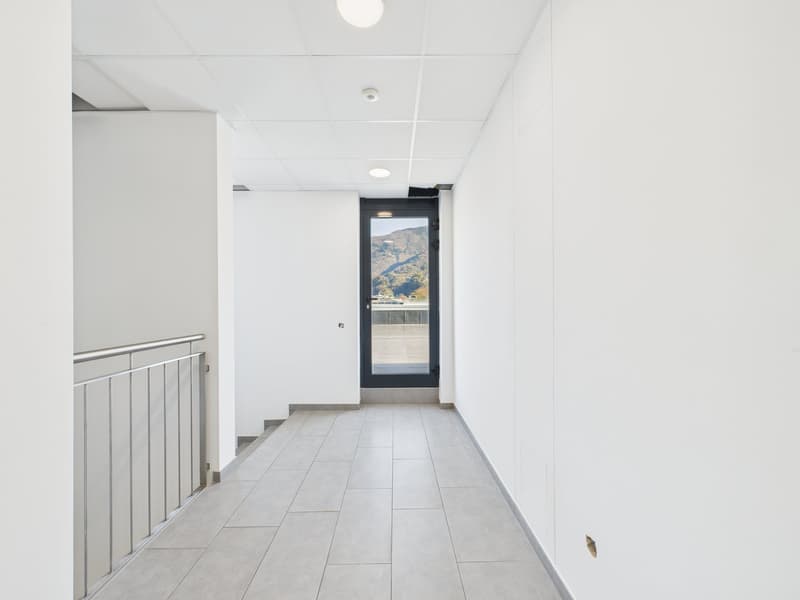SPAZIO COMMERCIALE CON GRANDE ROOFTOP E 2 POSTI AUTO INCLUSI (16)