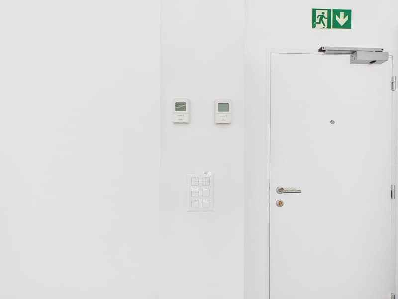 SPAZIO COMMERCIALE CON GRANDE ROOFTOP E 2 POSTI AUTO INCLUSI (23)