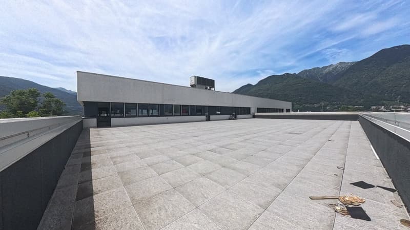 SPAZIO COMMERCIALE CON GRANDE ROOFTOP E 2 POSTI AUTO INCLUSI (1)