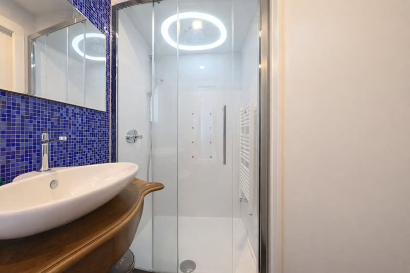 MODERNA MANSARDA DI DESIGN CON VISTA LAGO (9)