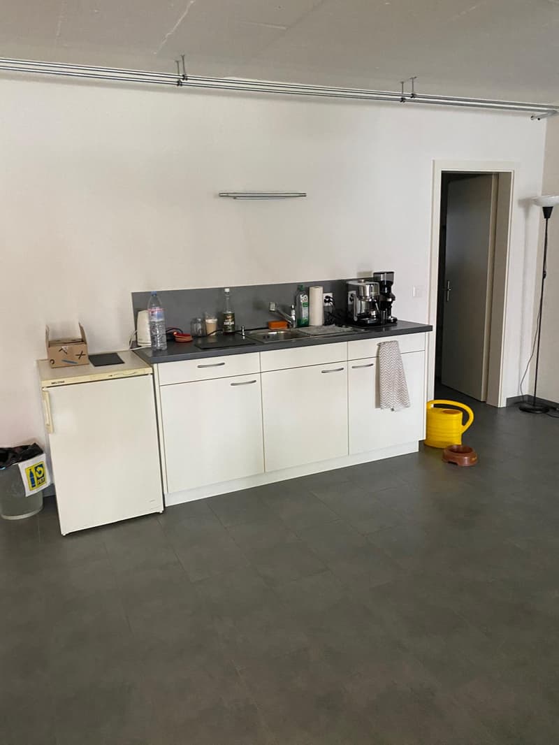 Helles Büro (110m2) mit Lager (45m2) an zentraler Lage in Täuffelen (4)