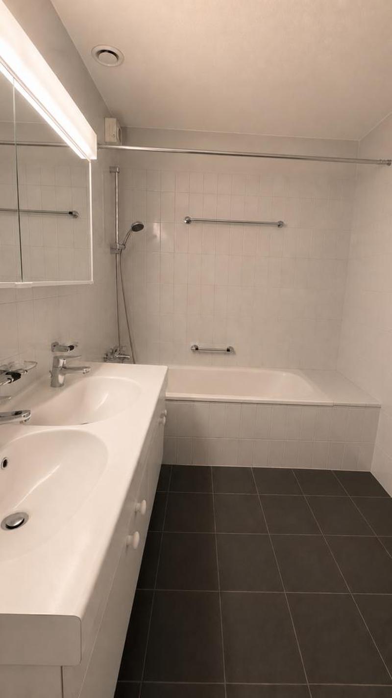 Exklusiv zentral: 2.5-Zimmer-Wohnung in der Metalli Zug (8)